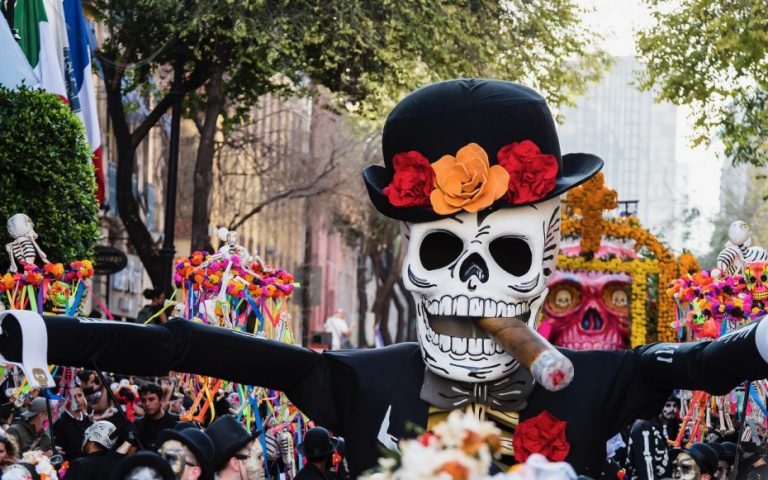 Calevera gigante en el desfile del Día de Muertos en CDMX