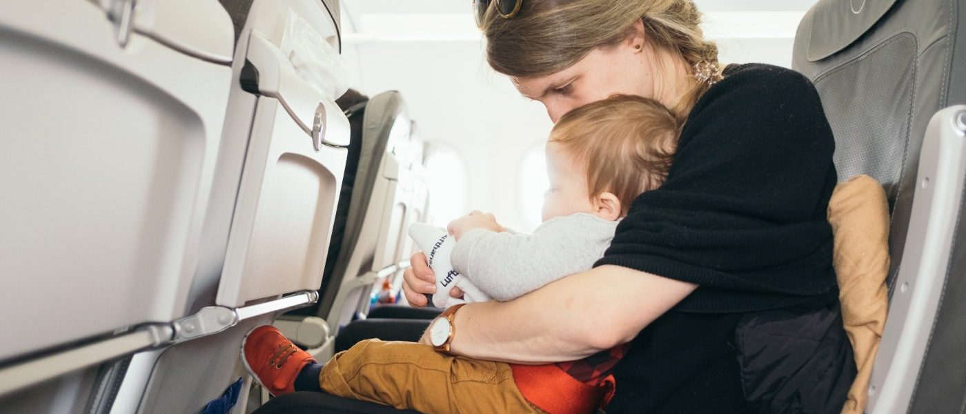 Viajar en avión con bebés