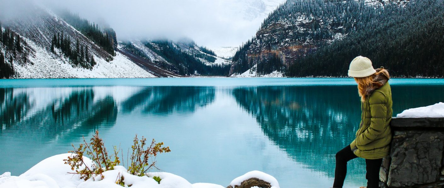 Chica en lago de Canadá