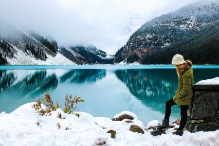 Chica en lago de Canadá