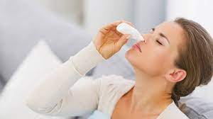 mujer usando descongestionante nasal