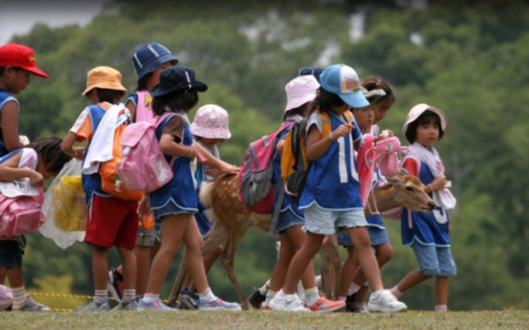 niños en excursión escolar