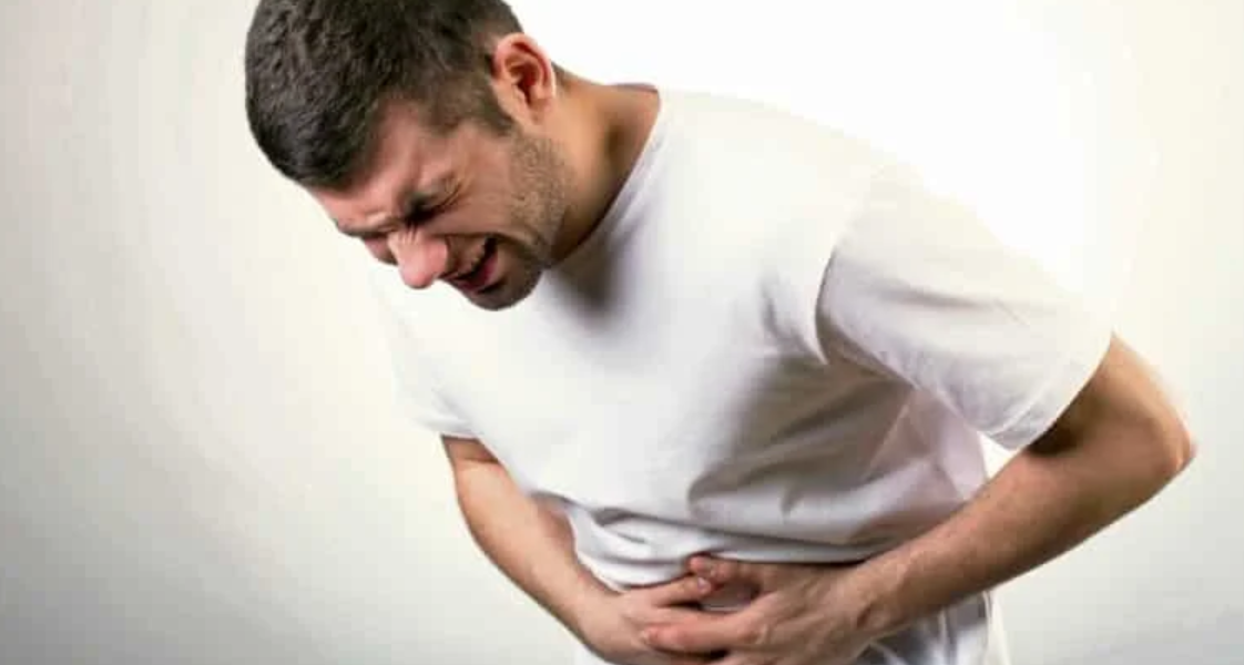 hombre con dolor de estomago