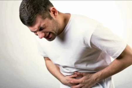 hombre con dolor de estomago