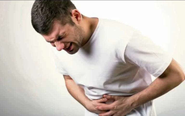 hombre con dolor de estomago