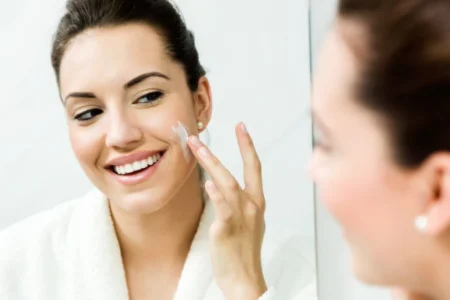 mujer con crema antiedad