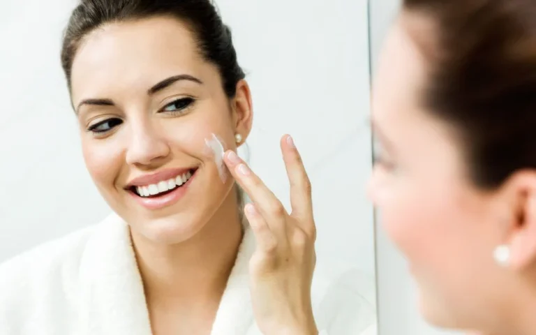 mujer con crema antiedad