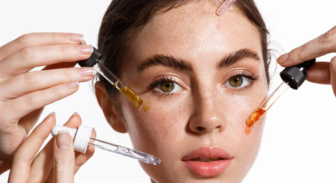 Mujer con serum en la cara