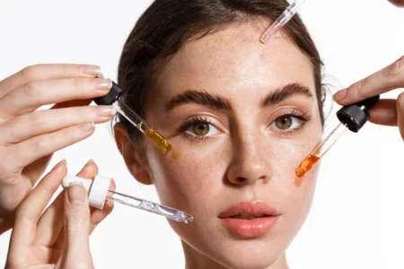 Mujer con serum en la cara