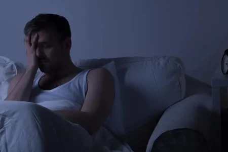 Hombre con insomnio