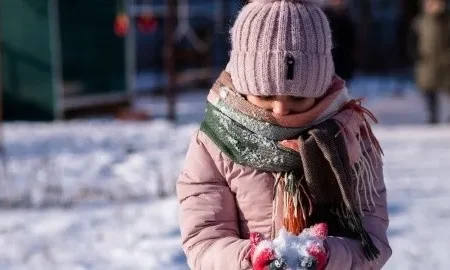 niña en invierno