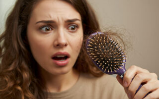 Mujer perdiendo cabello