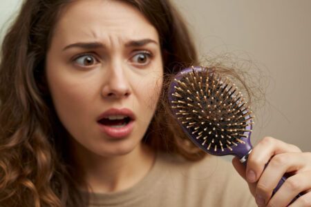 Mujer perdiendo cabello
