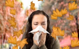 Mujer con alergia de otoño