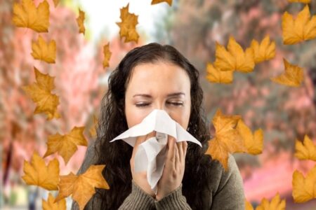 Mujer con alergia de otoño