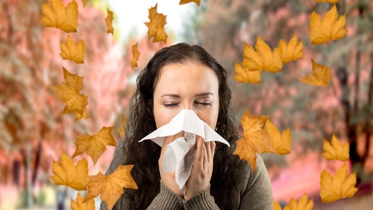 Mujer con alergia de otoño