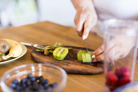 mujer preparando comida natural