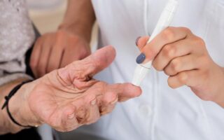 mujer tomando su glucosa