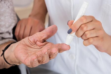 mujer tomando su glucosa
