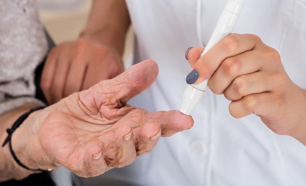 mujer tomando su glucosa