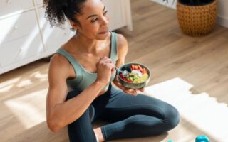 mujer comiendo de forma saludable