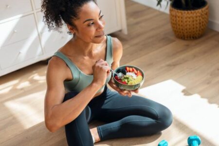 mujer comiendo de forma saludable