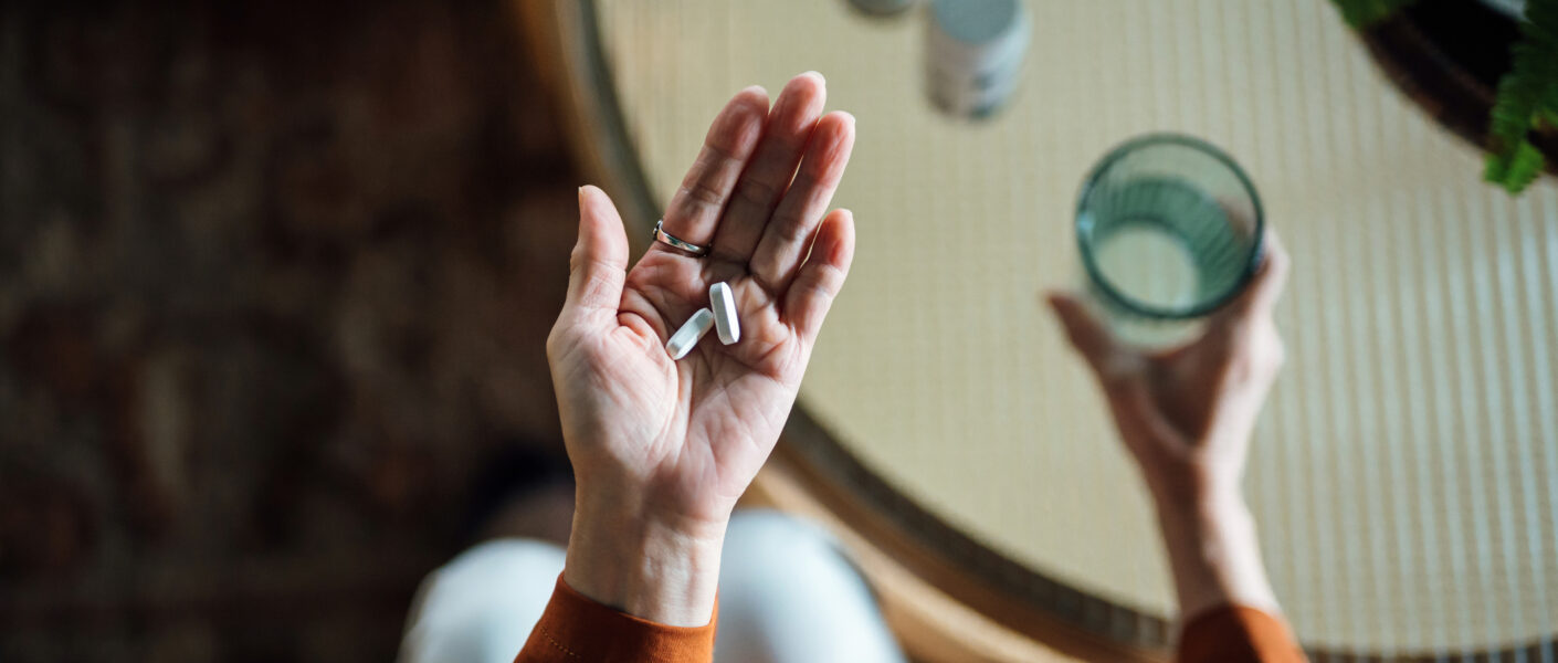 mujer tomando pastillas
