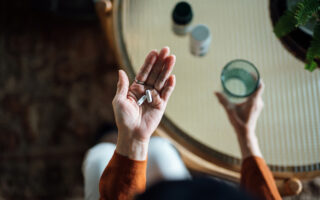 mujer tomando pastillas