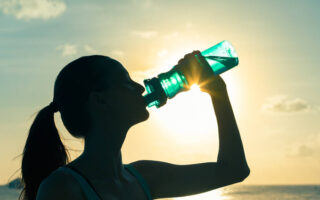 mujer tomando agua