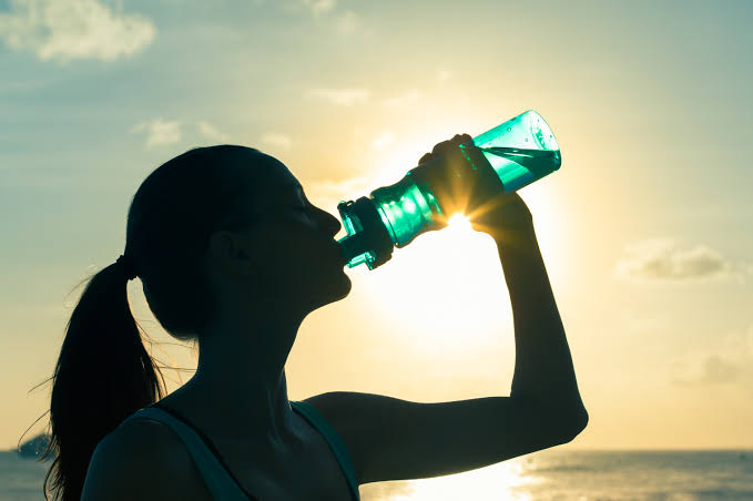mujer tomando agua
