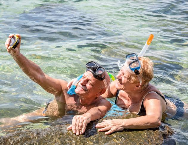 adulto mayor en la playa