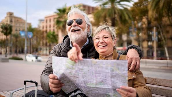 adultos mayores de viaje